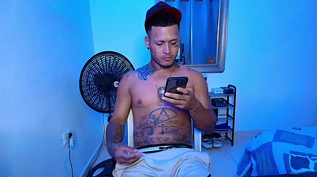 crow_black00's Live XXX Chat