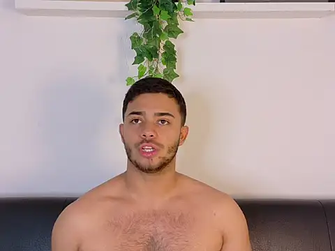 Chatroom XXX en direct de TylerWest_