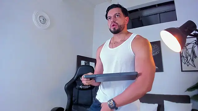 Justin_kingX7 Chat XXX in diretta
