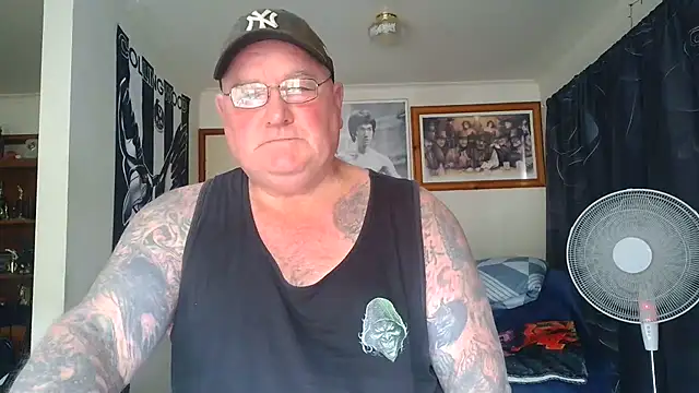 KINKYBLUEYES69's Webcam Show