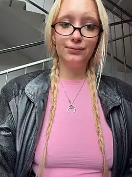 Elfi_InPublic Adlı Modelin Canlı XXX Sohbeti