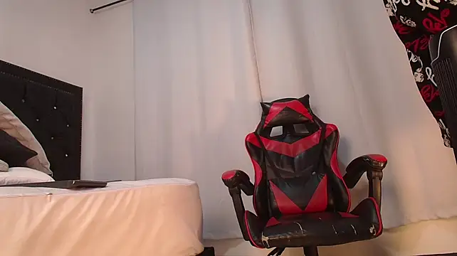 MaxLeons live XXX chat