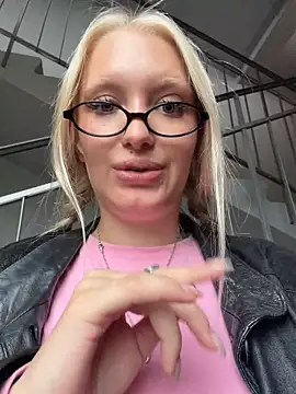 Elfi_InPublic's Live XXX Chat