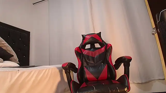 MaxLeons live XXX chat