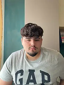 Yannick04 Adlı Modelin Canlı XXX Sohbeti