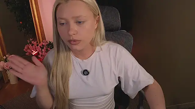 ItsJustGia Chat XXX live