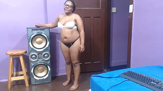BustyMomo's Live XXX Chat