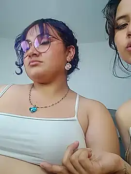 Liily_Foxxy: διαδικτυακό σόου στην κάμερα