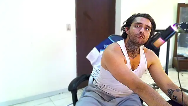 aronmiller404 – Live XXX-chat