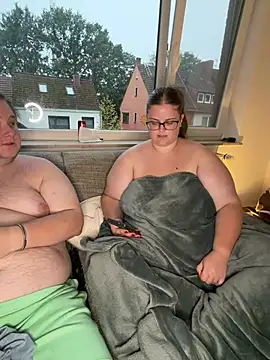 CurvyPaar2 live XXX chat