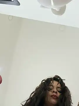 Chat +18 de Sara-77 ao vivo