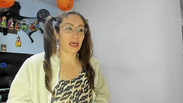Chat +18 de kaylaMinov_ ao vivo