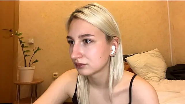 LishaNuding Adlı Modelin Canlı XXX Sohbeti