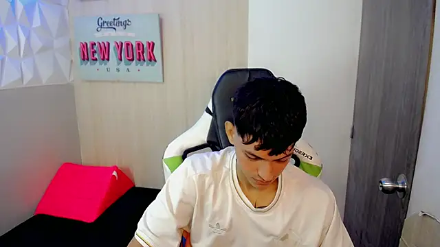 Drew_Nyb Show in webcam
