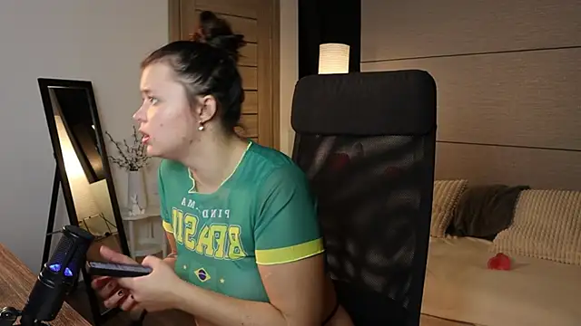 XXX chat uživo modela Laraaa_Loom