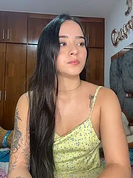 Chat +18 de Veronica_isaza__ ao vivo