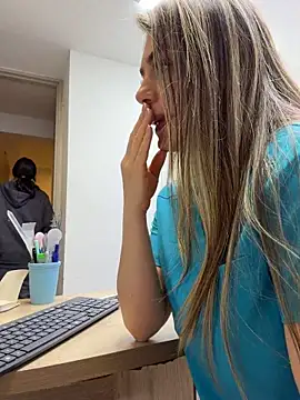 XXX chat uživo modela alicee16