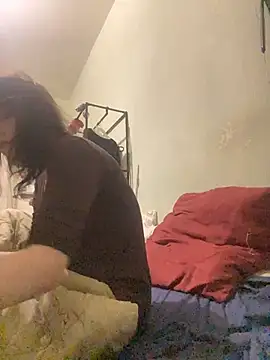 LaranFox 即時 XXX 聊天