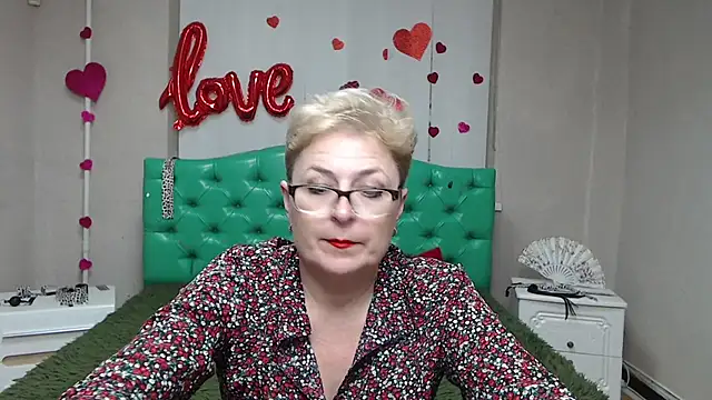 EmiliaGree Adlı Modelin Canlı XXX Sohbeti