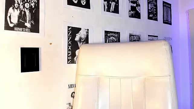 adhalee_js' Live XXX Chat
