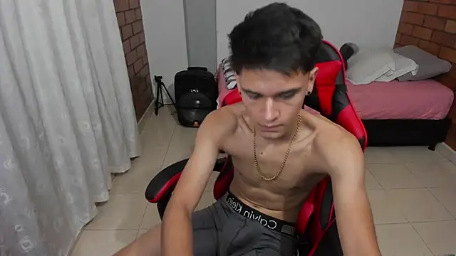 Aron_Boyy Adlı Modelin Canlı XXX Sohbeti