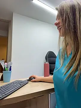 alicee16 Show in webcam