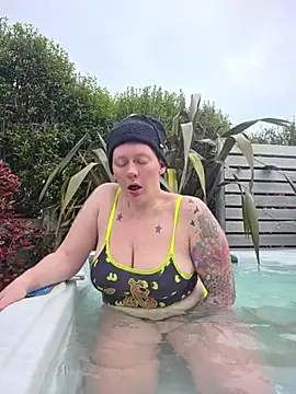 PinkTheHawk élő XXX-chatje