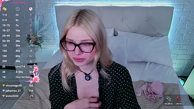 ChloeWells Live XXX-Chat