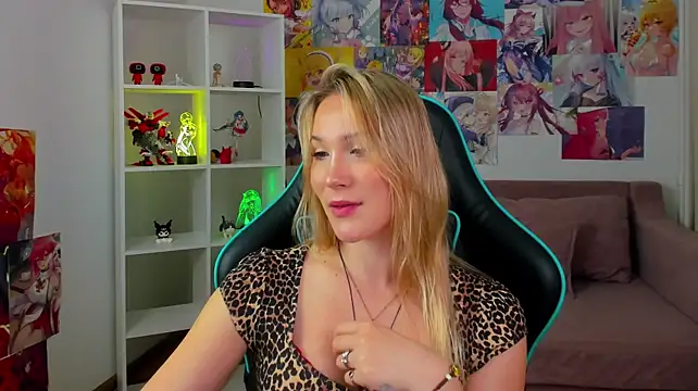 Chat +18 de ElaraVoltage ao vivo