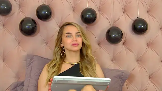 دردشة AnitaVenture الجنسية المباشرة