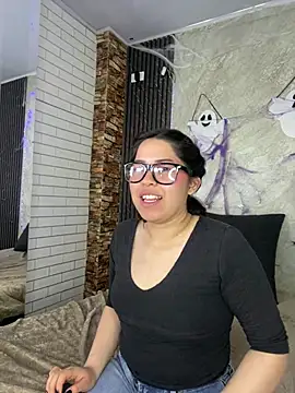 Chat +18 de llyvela_ ao vivo