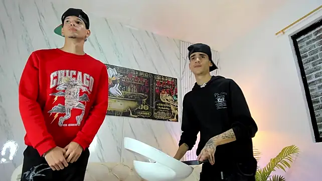 צ'אט XXX בשידור חי של COOL_BOYS2