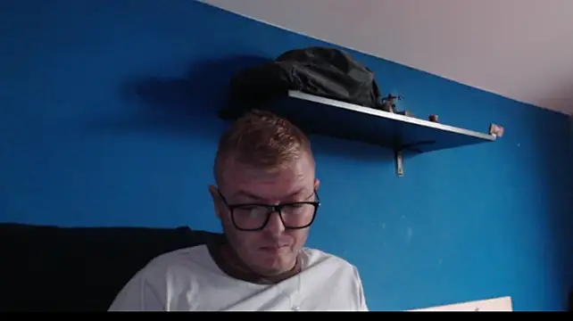 צ'אט XXX בשידור חי של blondeboy92