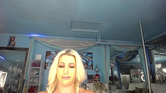ADRIANNA_FOXのライブXXXチャット