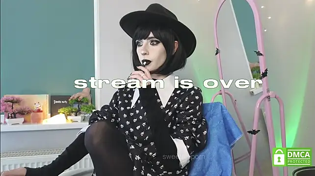 sweetuniporn élő XXX-chatje