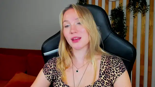 ElaraVoltage Chat XXX live