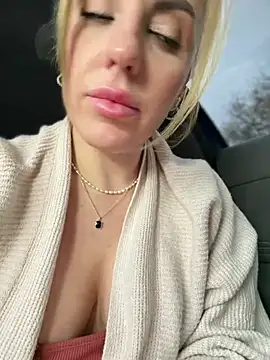 MilfNextDoor20's Live XXX Chat