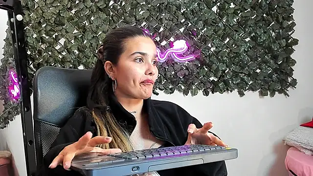 DestinyHills' Live XXX Chat