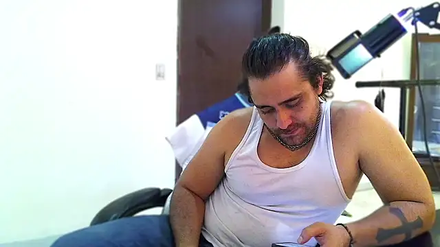 Chat +18 de aronmiller404 ao vivo