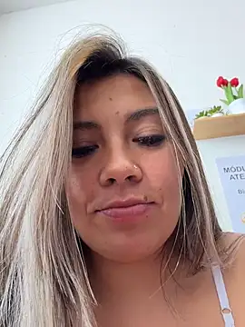 LIZ-06_ Adlı Modelin Canlı XXX Sohbeti