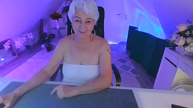 Chatroom XXX en direct de LovelyHelena