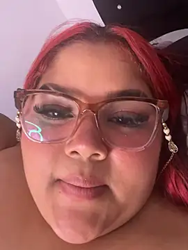 צ'אט XXX בשידור חי של RoxxyRed_