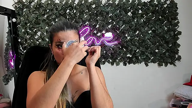 DestinyHills' Live XXX Chat