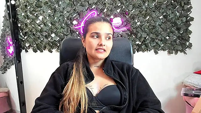 DestinyHills' Live XXX Chat