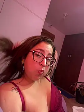 MissKynova Adlı Modelin Canlı XXX Sohbeti