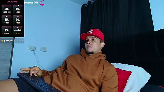 Roy-barney's Live XXX Chat