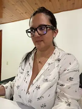 SWEETLILY18 Show in webcam