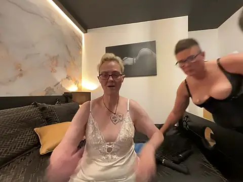 Curvy-Jinx live XXX chat