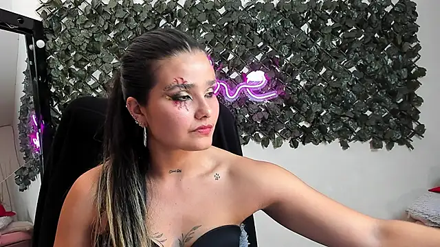 DestinyHills Adlı Modelin Canlı XXX Sohbeti