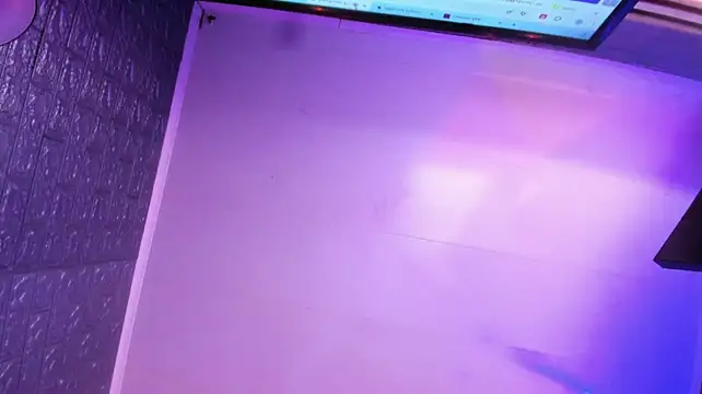 XXX chat uživo modela EmmyTorner